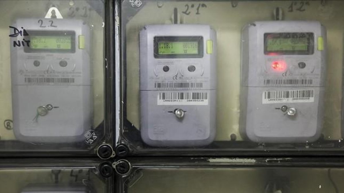 Contadores de electricidad en una comunidad.-JOAN PUIG