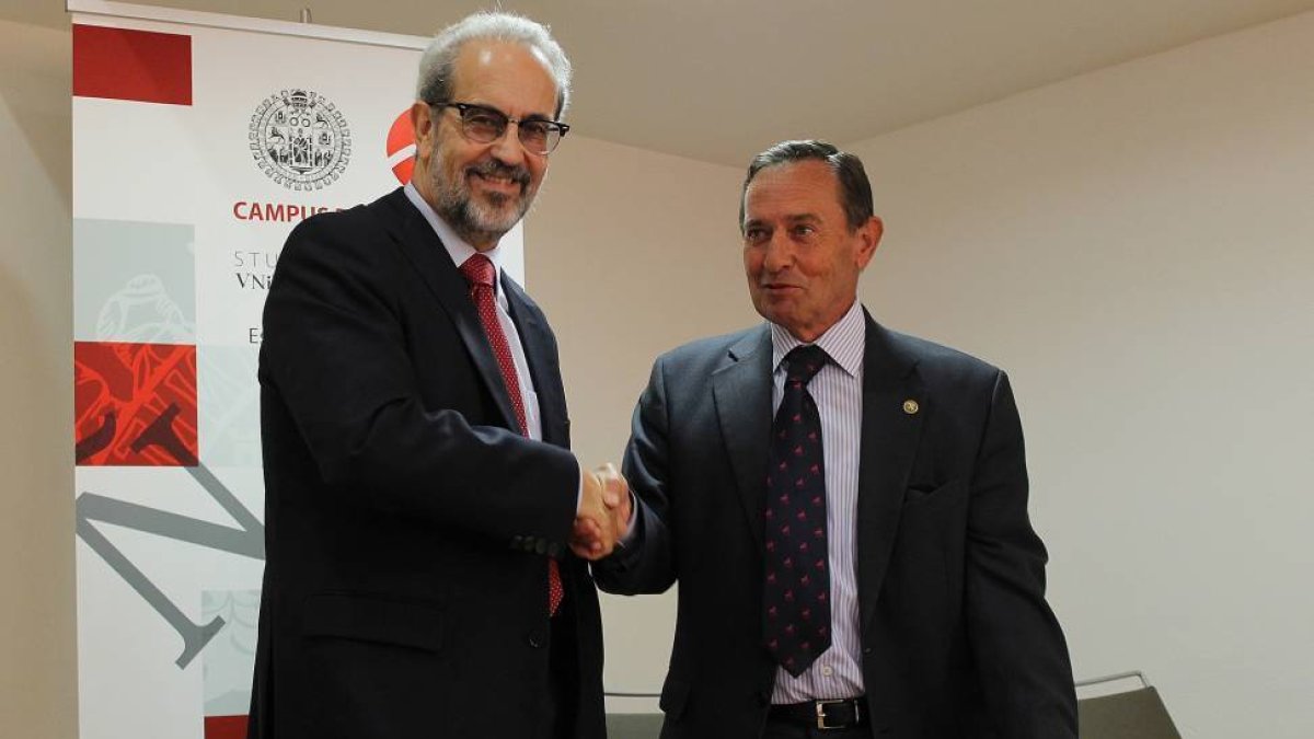 El rector de la Universidad de Salamanca, Daniel Hernández Ruipérez, y el presidente de la Cámara Oficial de Comercio e Industria de Zamora, Manuel Vidal Gutiérrez, firman un convenio de colaboración con el que se pretende favorecer la creación y el desar-Ical