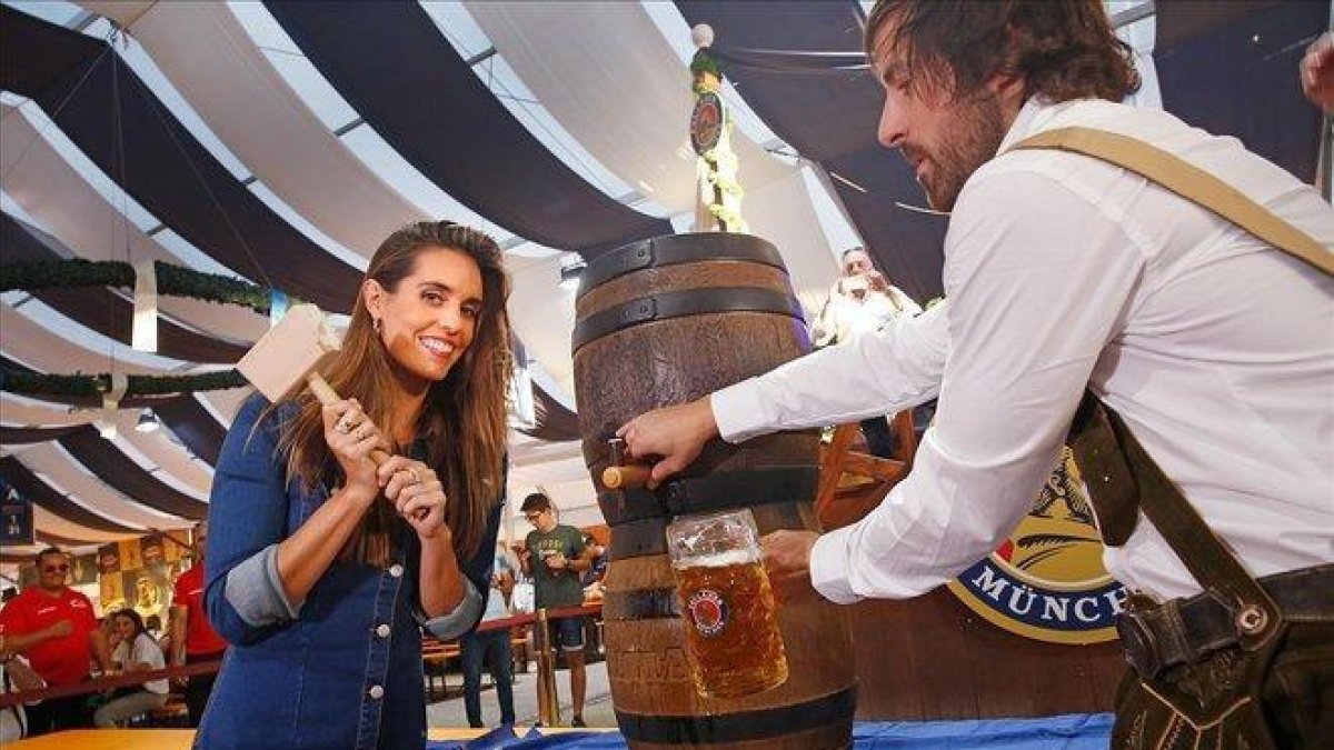 Ona Carbonell inaugura la octava edición de Oktoberfest Barcelona.-ÁLVARO MONGE