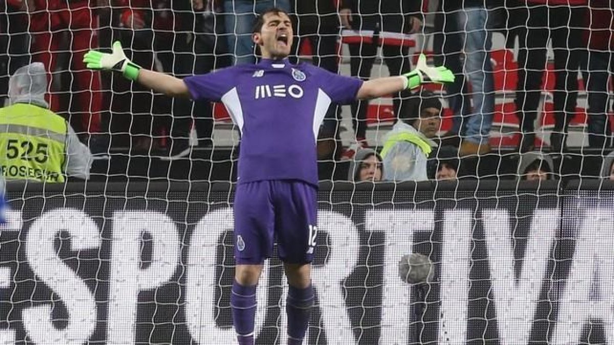 Casillas realiza un gesto en el estadio da Luz de Lisboa en su duelo con el Benfica.-AP / ARMANDO FRANCA