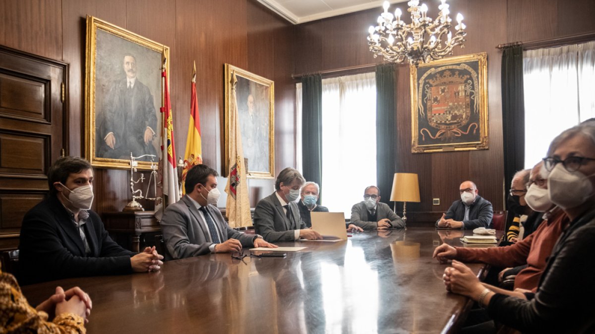 Reunión en el Ayuntamiento para avanzar en el perfil del Centro Nacional de la Fotografía, ayer con la Plataforma de Fotógrafos. GONZALO MONTESEGURO