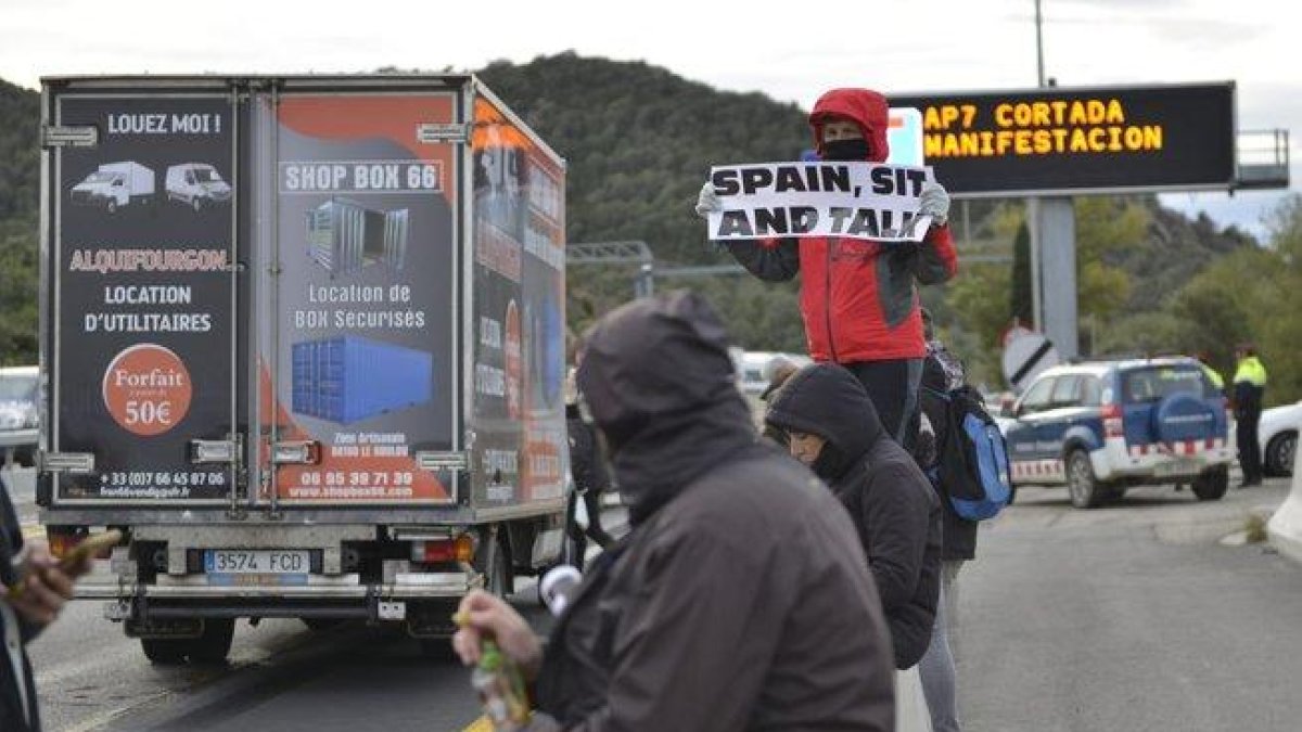 Corte de la AP-7 en La Junquera, por la convocatoria de Tsunami Democràtic.-GLÒRIA SÀNCHEZ / ICONNA