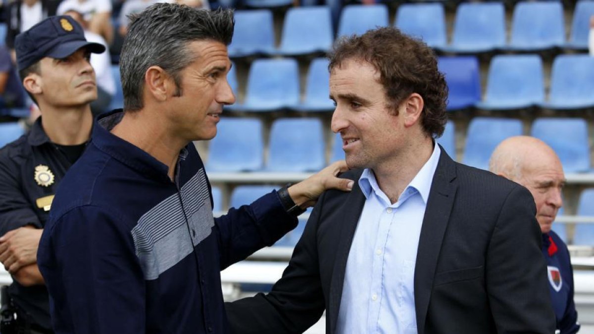 Pep Martí y Jagoba Arrasate se saludan antes del encuentro de ayer.-ÁREA 11
