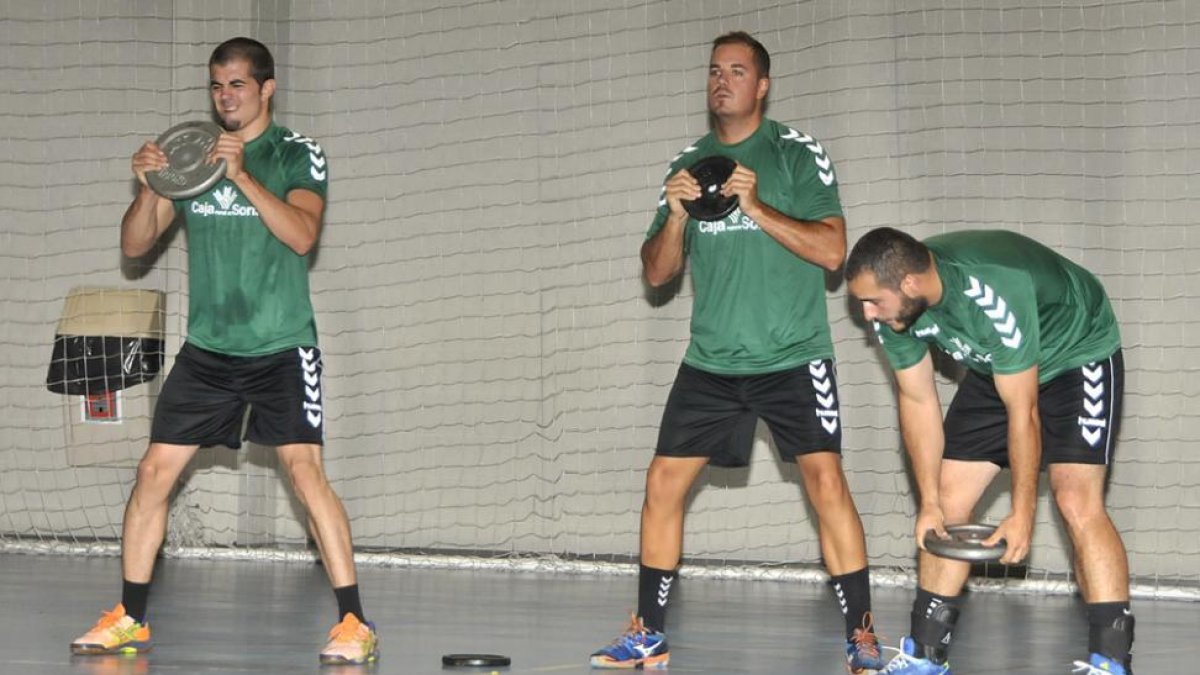 Varios jugadores del BM Soria durante un entrenamiento de pretemporada.-DANIEL RODRÍGUEZ