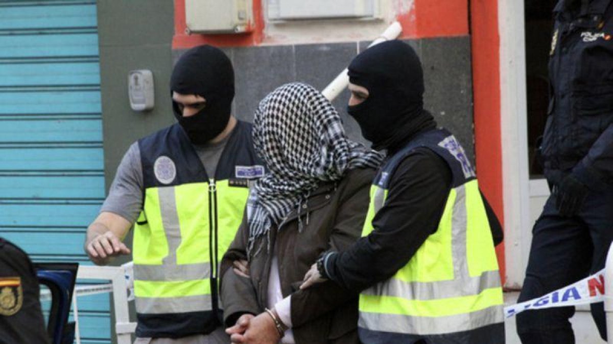Operación antiyihadista en Ceuta, en febrero del 2016.-RE (EFE)