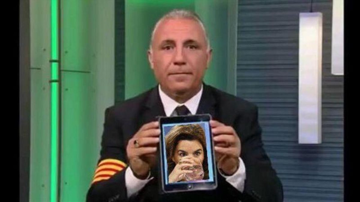 Stoichkov, en su aparición televisiva con el retrato de Soraya Sáez de Santamaria.-EL PERIÓDICO
