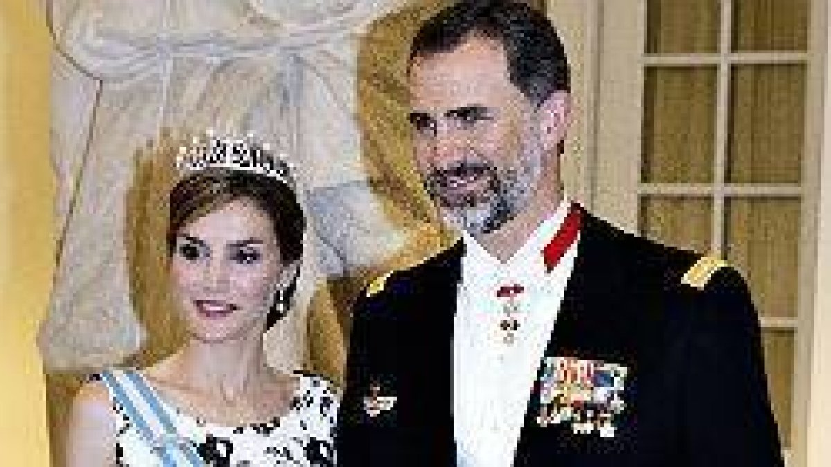 Los Reyes, de gala, en el cumpleaños de la reina Margarita de Dinamarca.-Foto: AP