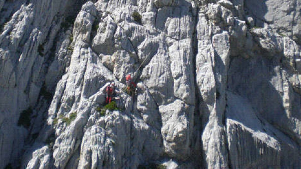 Un momento del rescate a los montañeros accidentados en los Picos de Europa entre los que hubo dos fallecidos. / 112 CASTILLA Y LEÓN-