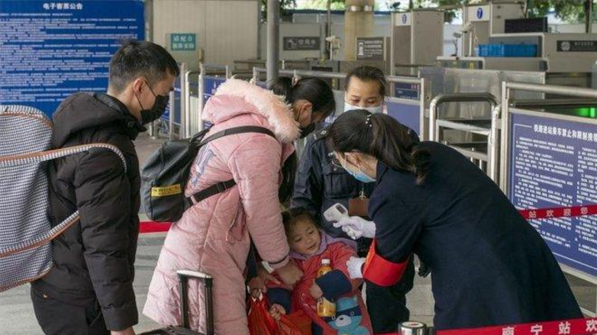 Autoridades en China realizan pruebas para detectar contagios del coronavirus de Wuhan.-EUROPA PRESS