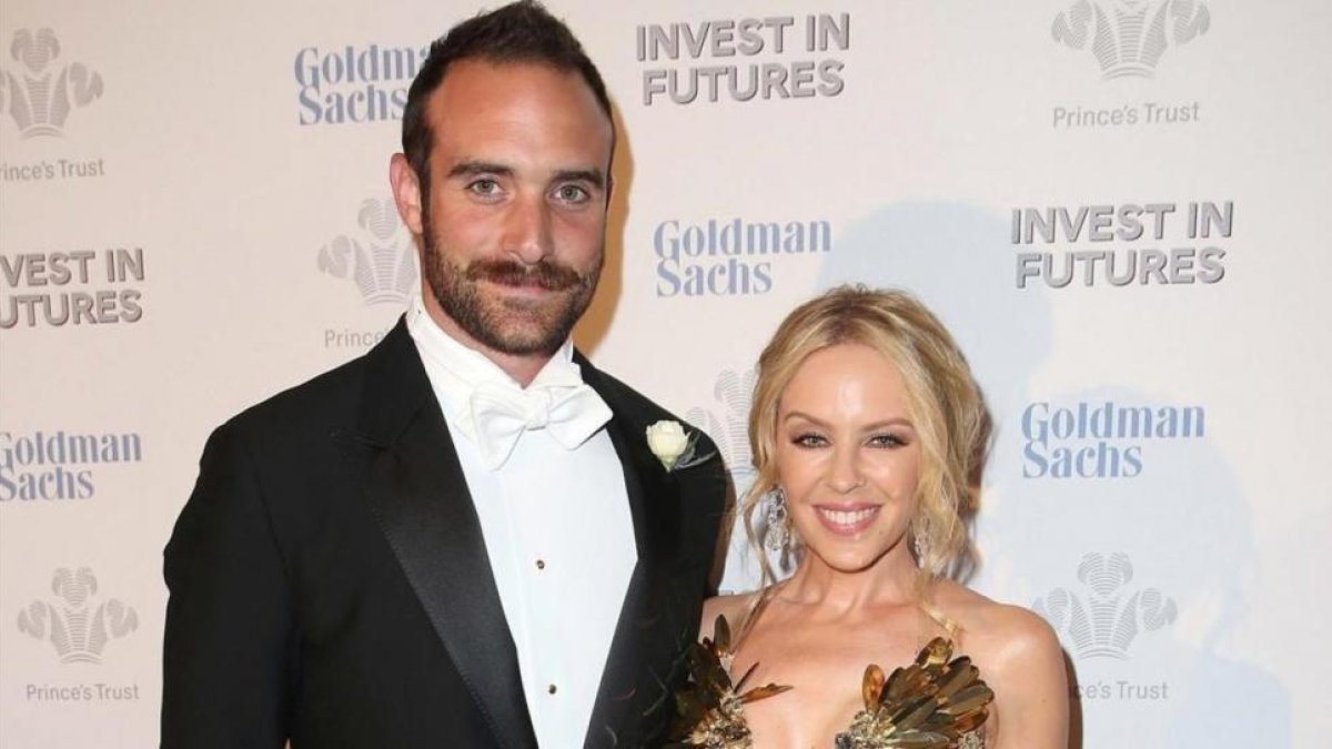 Joshua Sasse y Kylie Minogue.-