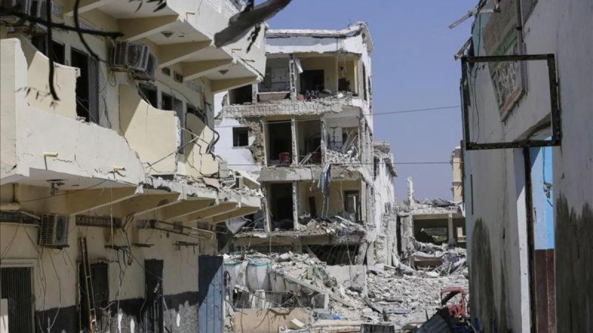La calle donde explotó un camión bomba en Mogadisco, Somalia.-EFE