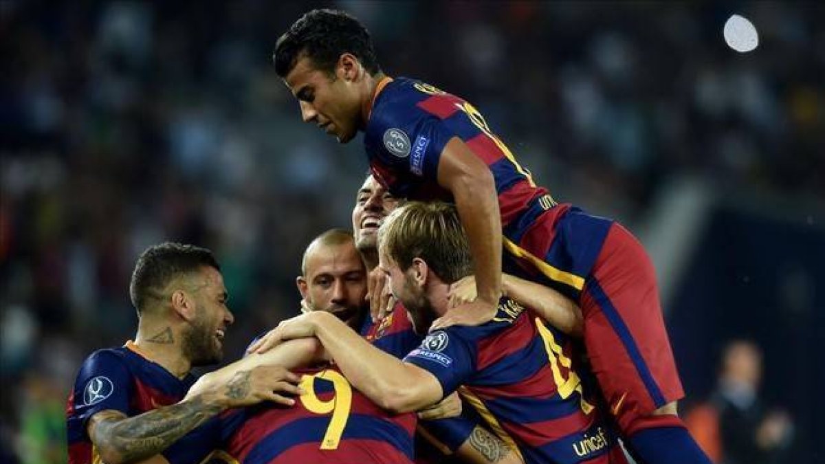 Los jugadores del Barça celebran el triunfo de la Suprcopa de Europa.-
