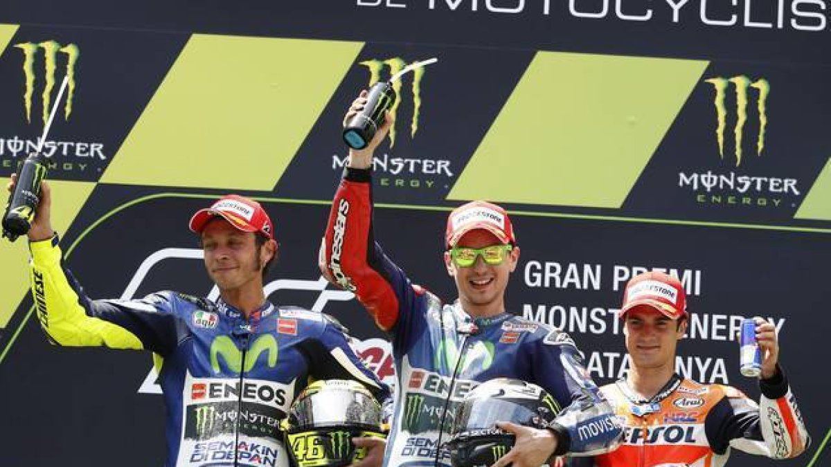 Jorge Lorenzo, en el centro, junto a Valentino Rossi, a su izquierda, y Dani Pedrosa, a la derecha, en el podio del GP de Catalunya de MotoGP.-AP