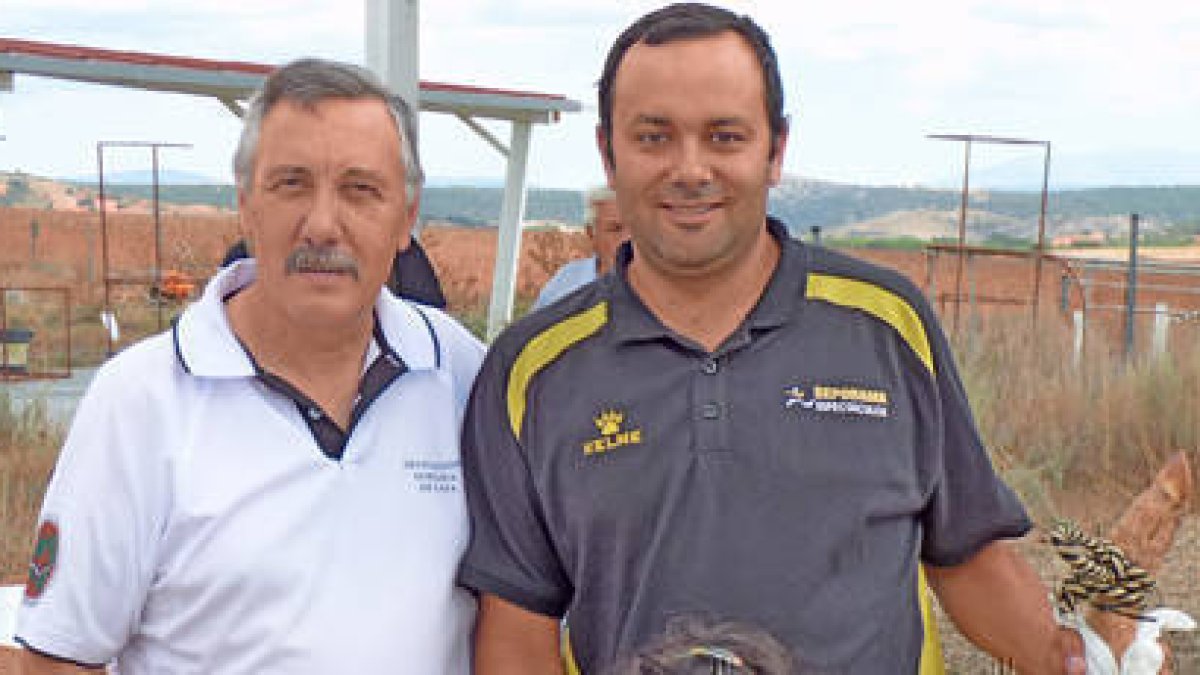 Fernando Arribas, a la derecha, junto al delegado de caza José Manzano. / Delegación de Caza-
