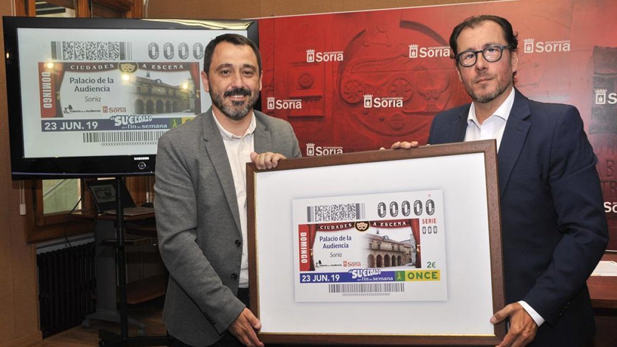 Javier Muñoz e Ismael Pérez, ayer en la presentación del cupón.-Valentín Guisande
