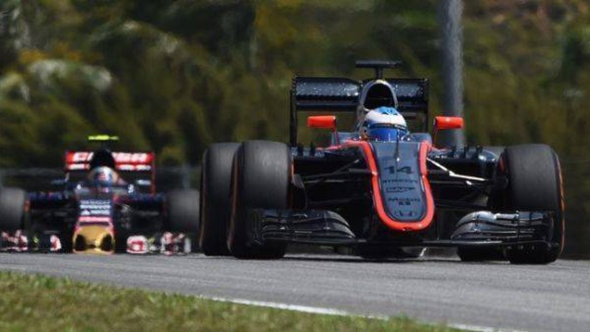 Fernando Alonso, por delante de Carlos Sainz, durante los ensayos libres del GP de Malasia.-Foto: AFP / GREG BAKER