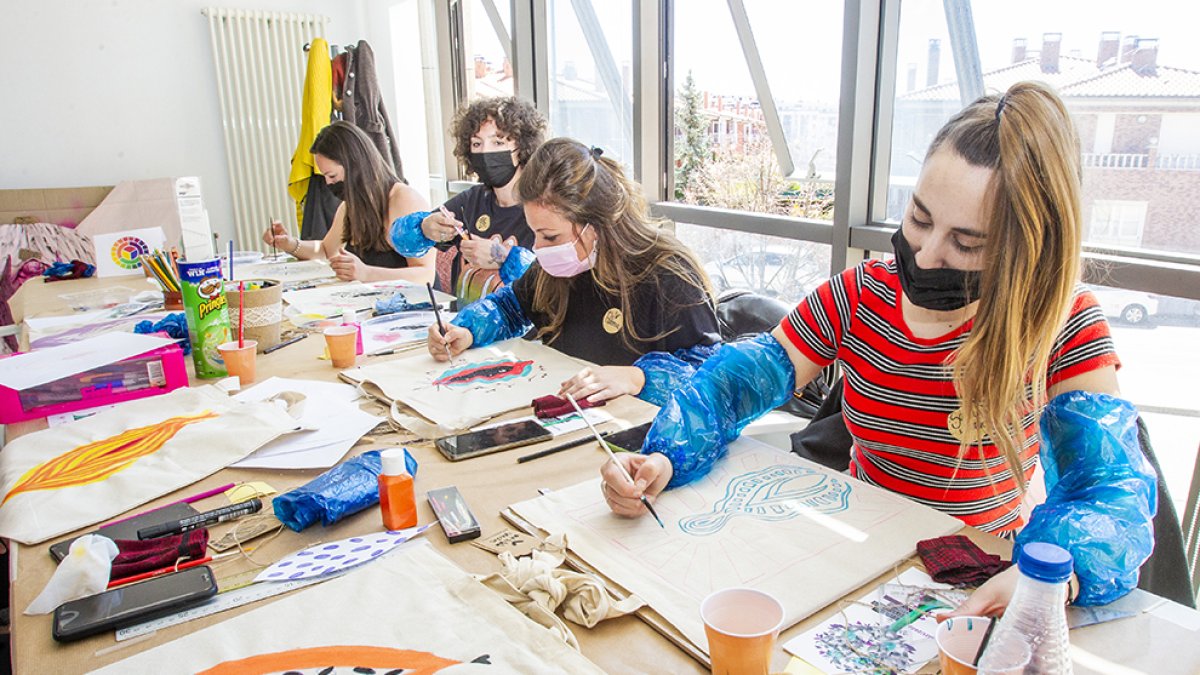 Participantes en ‘Píntate el toto’ decoran sus bolsas tras el coloquio sobre sexualidad femenina. MARIO TEJEDOR
