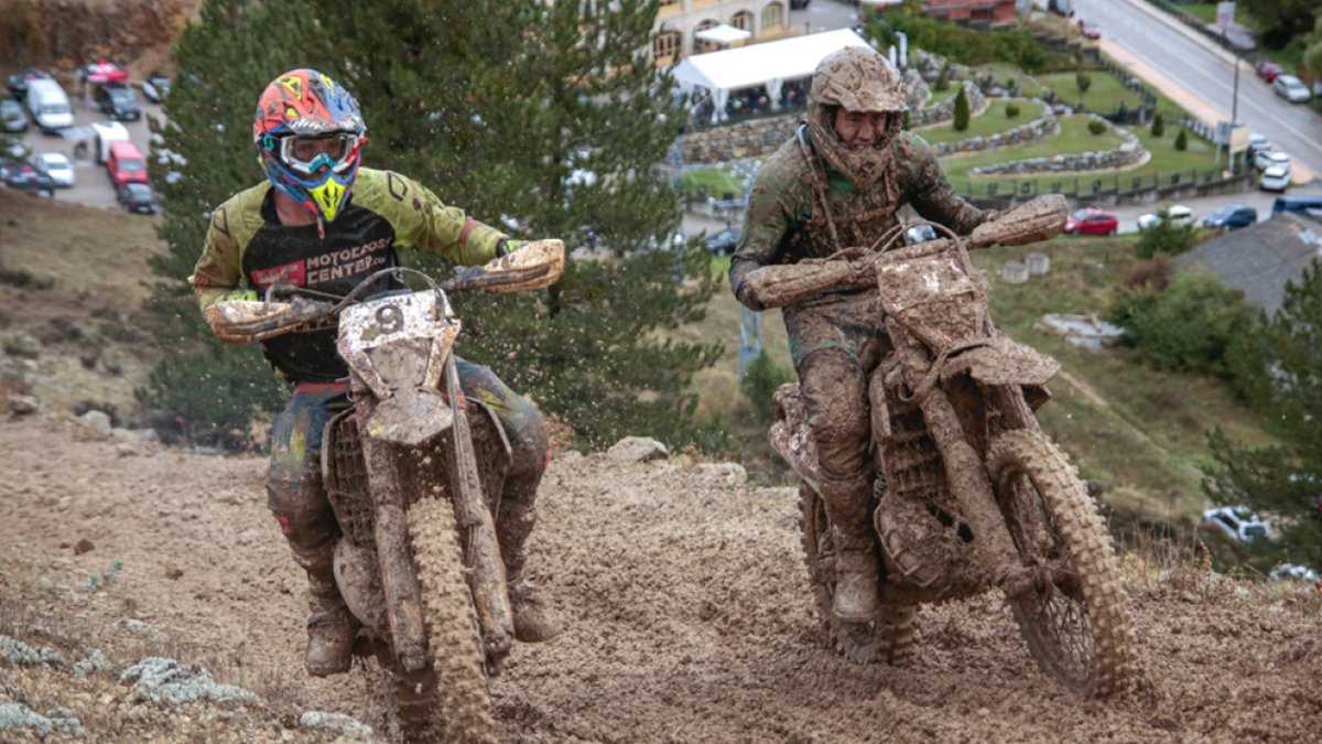 La lluvia y el barro fueron protagonistas en la cita de San Leonardo. YASMINA PÉREZ