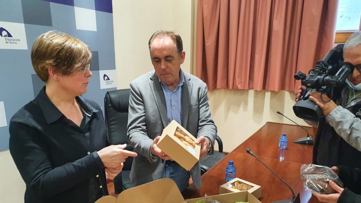La emprendedora Clara Isabel Escribano junto a Benito Serrano, ayer. HDS