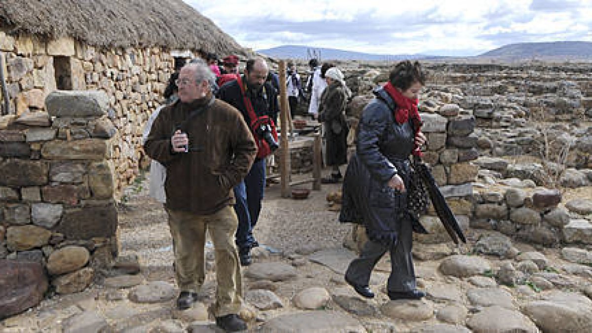 Un grupo de visitantes en el yacimiento de Numancia. / VALENTÍN GUISANDE-