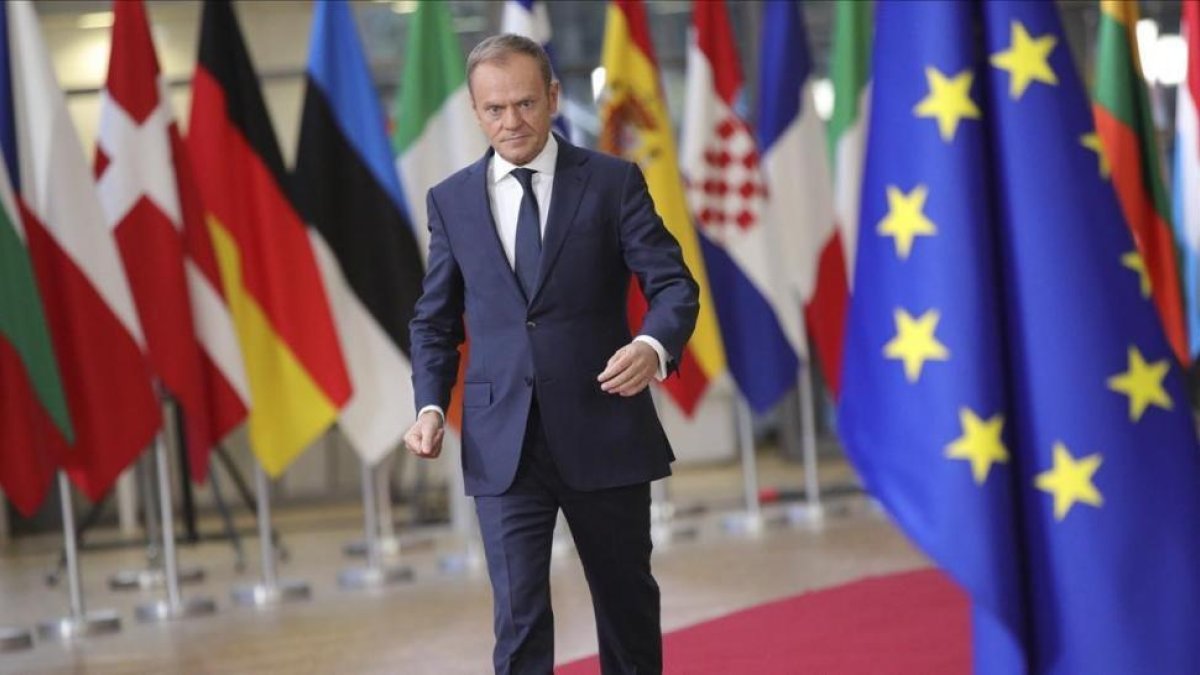 Tusk llega a la cumbre en Bruselas.-OLIVIER MATTHYS