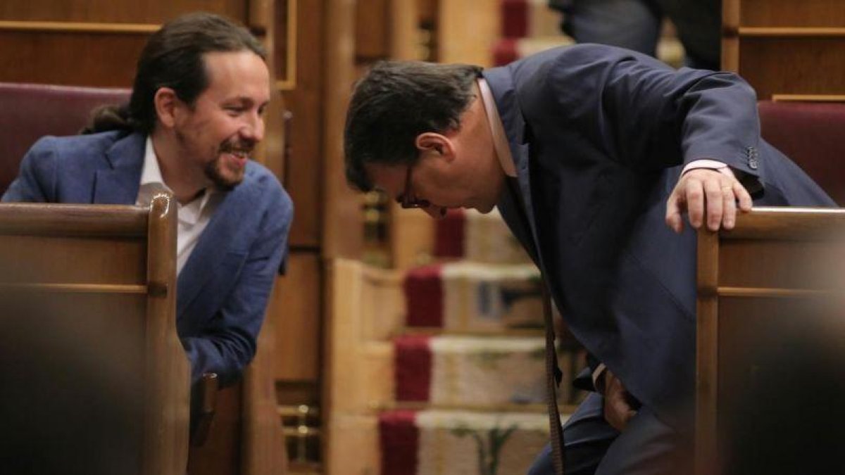 Pablo Iglesias de Podemos conversando con Aitor Esteban del PNV.-JOSE LUIS ROCA