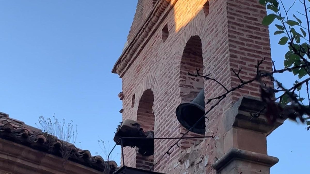 Estado de las campanas de San Saturio, con una ya completamente 'tumbada'. IGNACIO SORIA