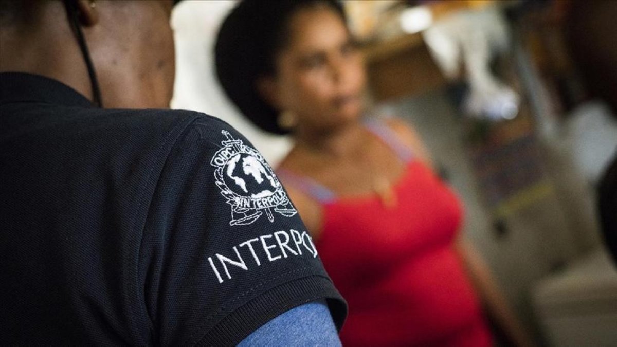 Un agente de la Interpol habla con una de las mujeres forzadas a trabajar como prostitutas junto a una mina de oro en Guyana.-/ NICOLA VIGILANTI (AP)