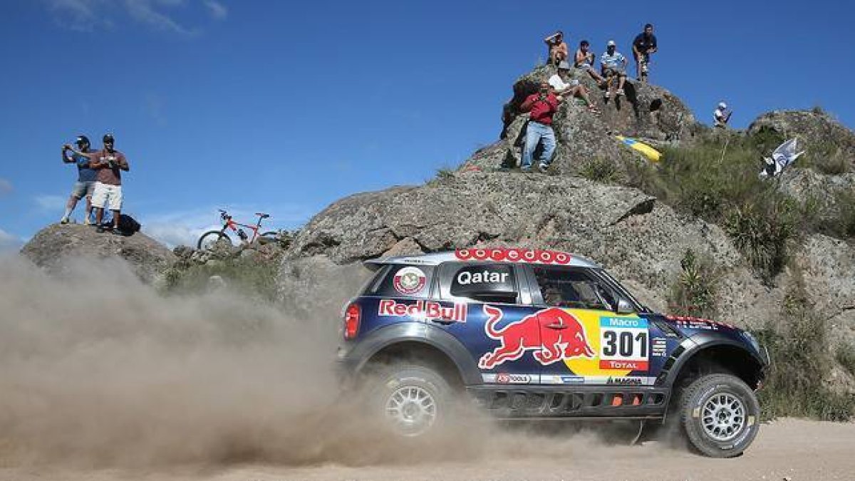 El Mini del piloto catarí Nasser al-Attiyah, durante la segunda etapa del Dakar, entre Villa Carlos Paz y San Juan (Argentina).-Foto: EFE / NICOLÁS AGUILERA