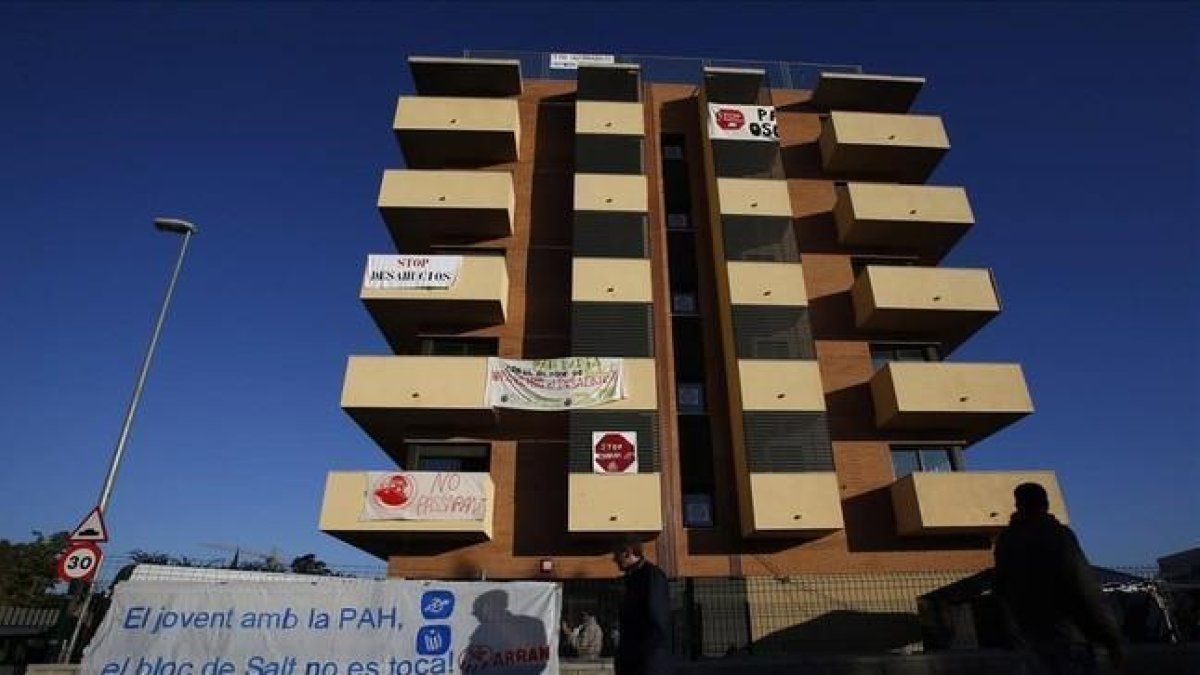 Un edificio de la Sareb que ha sido objeto de ocupaciones.-ALBERT GEA