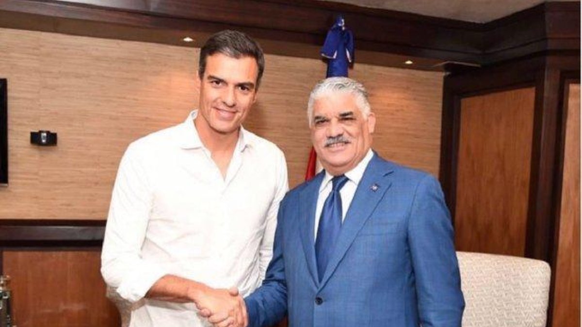 El canciller de la República Dominicana y presidente Partido Revolucionario Dominica felicita a Pedro Sánchez.-EL PERIÓDICO