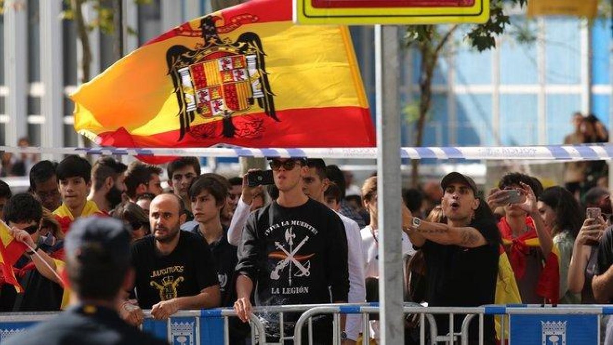 Muy pocos ultraderechistas se dejaron ver en el desfile de la Fiesta Nacional.-DAVID CASTRO