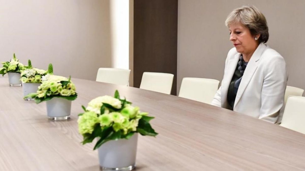 Theresa May, en uno de los momentos de la cumbre en Bruselas.-AFP / GEERT VANDEN WIJNGAERT