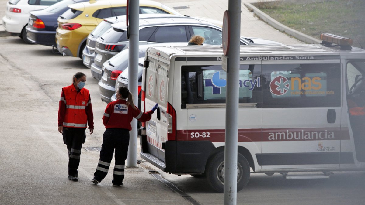 Personal de ambulancias tras un traslado de urgencia.-MARIO TEJEDOR