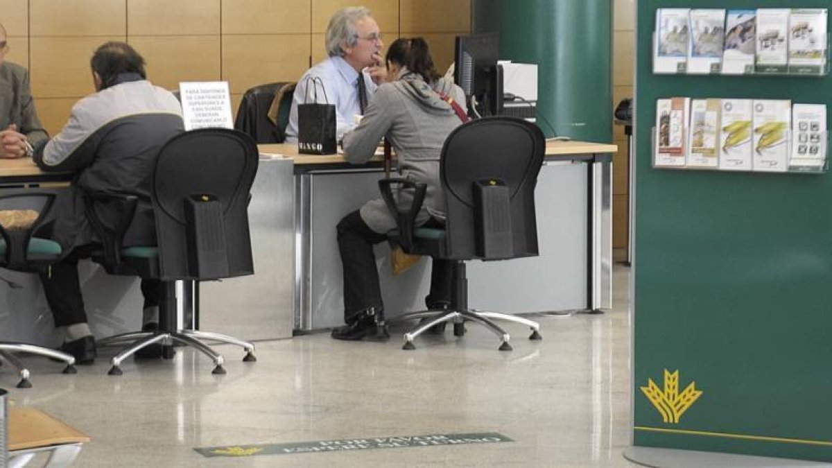 Oficina de Caja Rural de Soria en la capital.-VALENTÍN GUISANDE