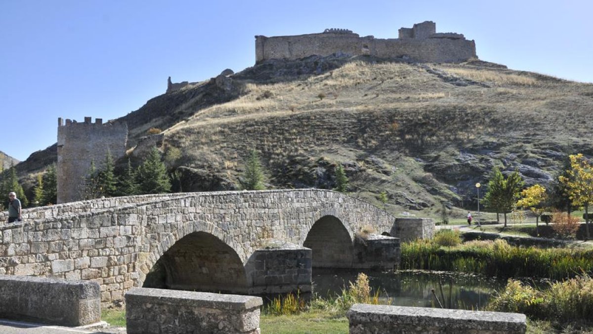 Al fondo, imagen del Castillo-HDS