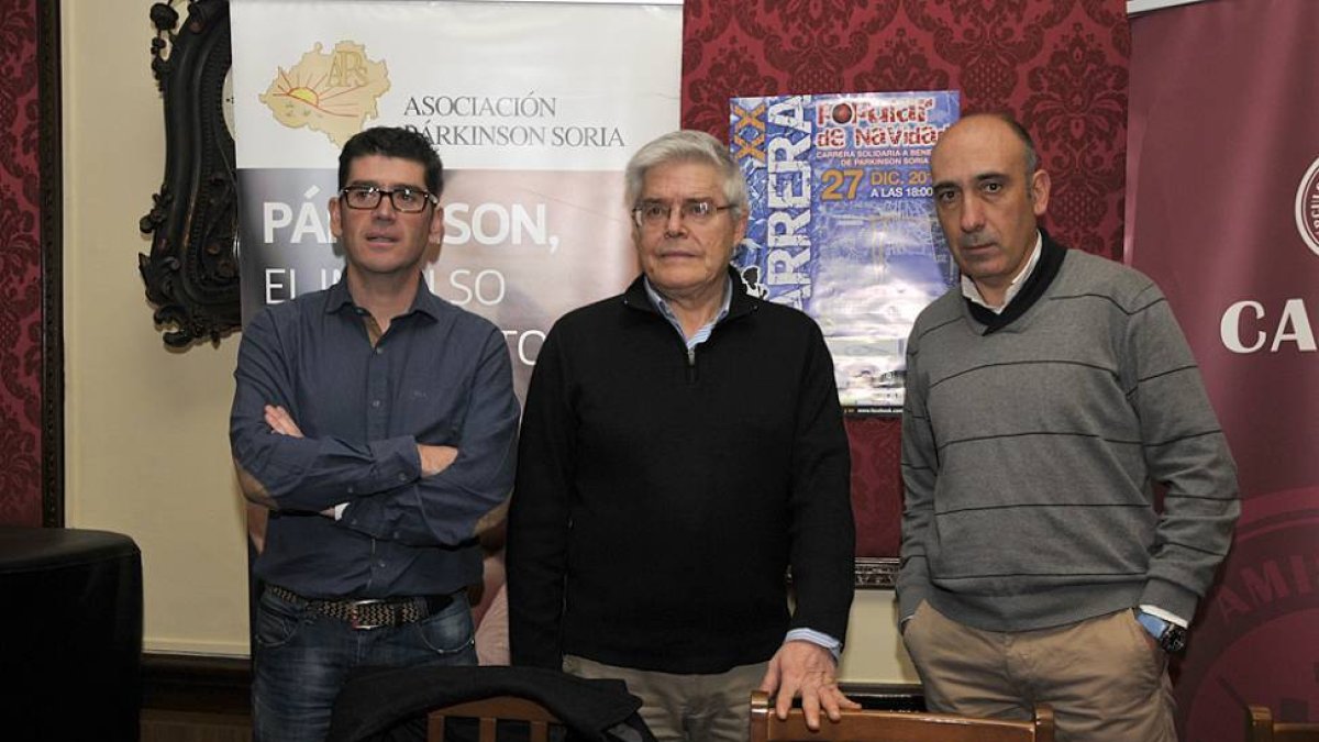 Luis Oliver, Alfredo Hernández y Santiago Jiménez en la presentación de la Carrera de Navidad.-Valentín Guisande