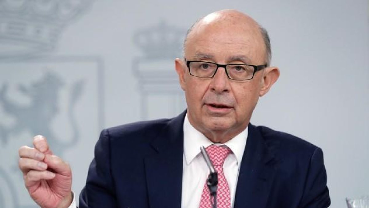 El ministro de Hacienda, Cristóbal Montoro, ha detallado que la Administración Central cerró el ejercicio del 2017 con un déficit de 1,9% del PIB (cuando su objetivo era del 1,1%).-ÁNGEL DÍAZ (EFE)