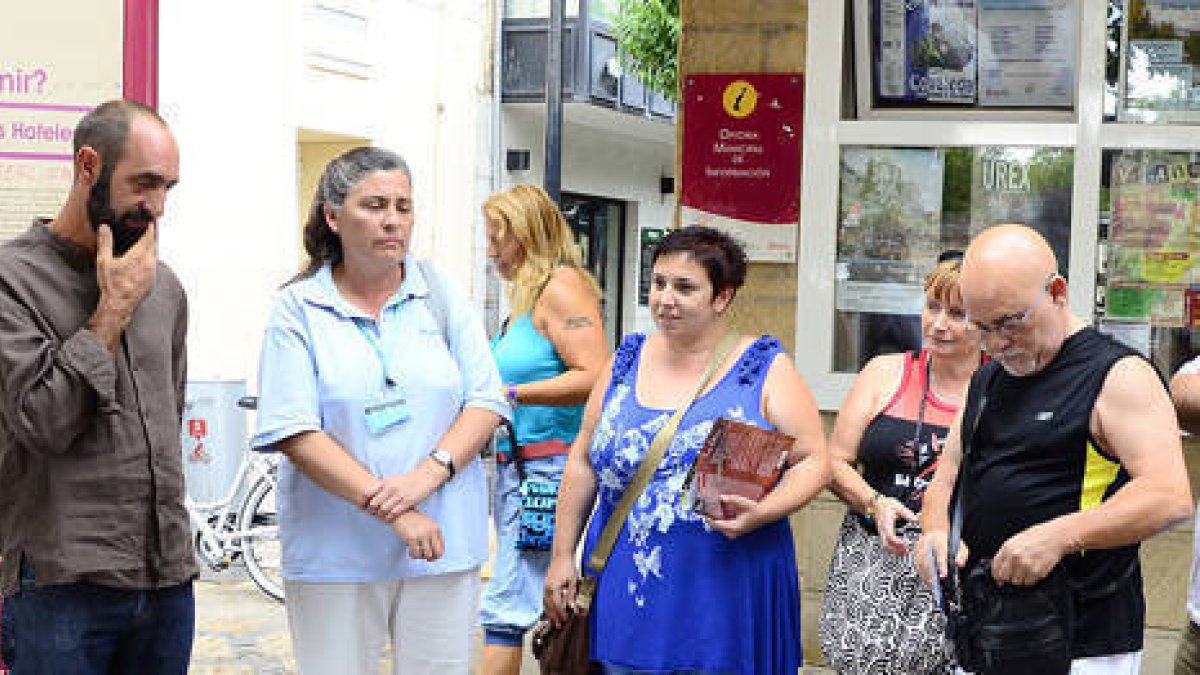 Un grupo de visitantes junto a la oficina de turismo de la capital. / ÁLVARO MARTÍNEZ-
