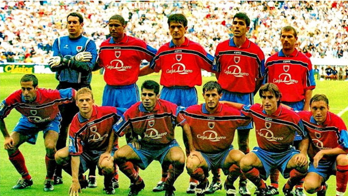 Una alineación del Numancia 99-00: Núñez, Rocha, Pacheta, Muñiz, Barbu, arriba; Jaume, Navarro, Octavio, Nagore, Morán y Popescu, abajo. HDS