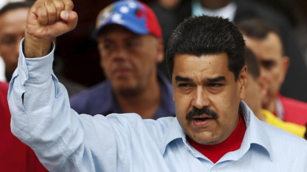 Maduro gesticula durante una manifestación contra la ley de amnistía, en el Palacio de Miraflores, en Caracas, el 7 de abril.-REUTERS / CARLOS GARCIA RAWLINS