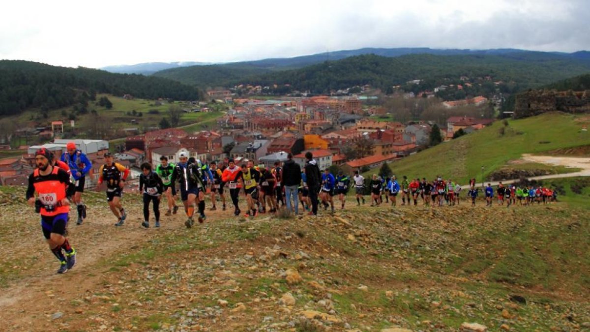 Los participantes a la salida de la prueba.-CLUB DE MONTAÑA LOS PELENDONES