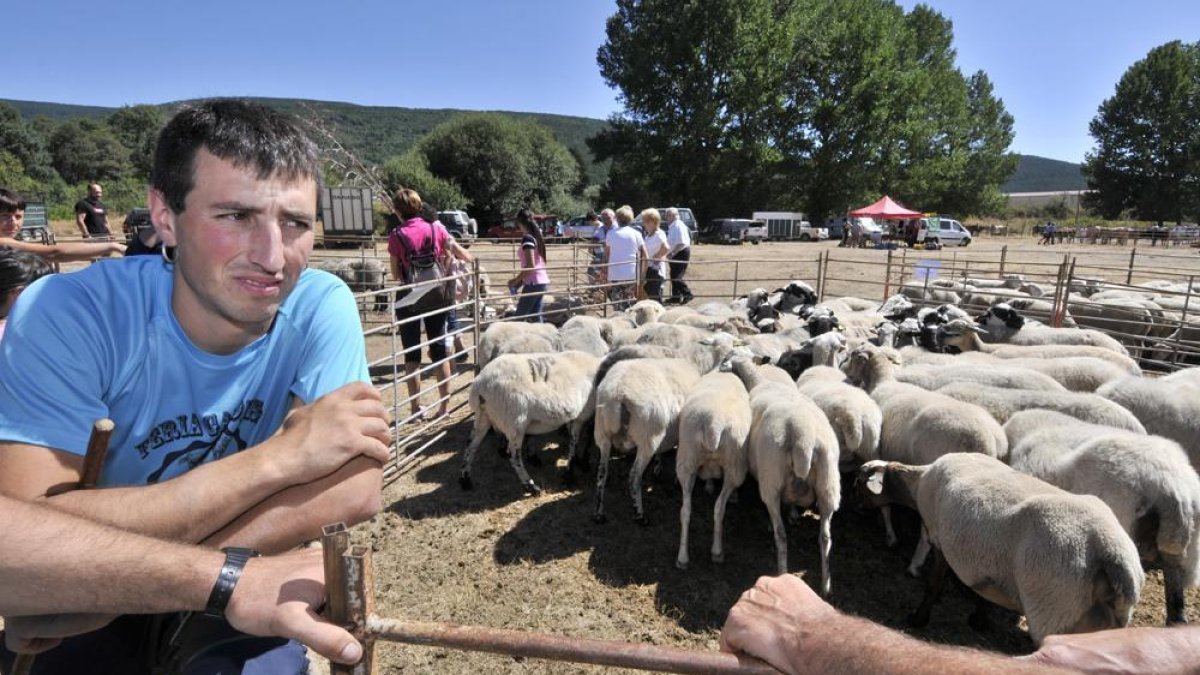 Barcones departe con ganaderos asistentes a la Feria de Vinuesa.-VALENTÍN GUISANDE
