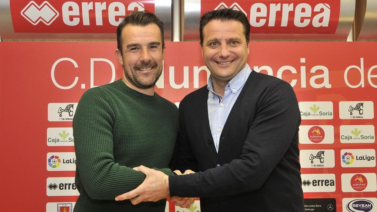 López Garai y Palacios se abrazan a la finalización de la rueda de prensa de la renovación del técnico.-Valentín Guisande