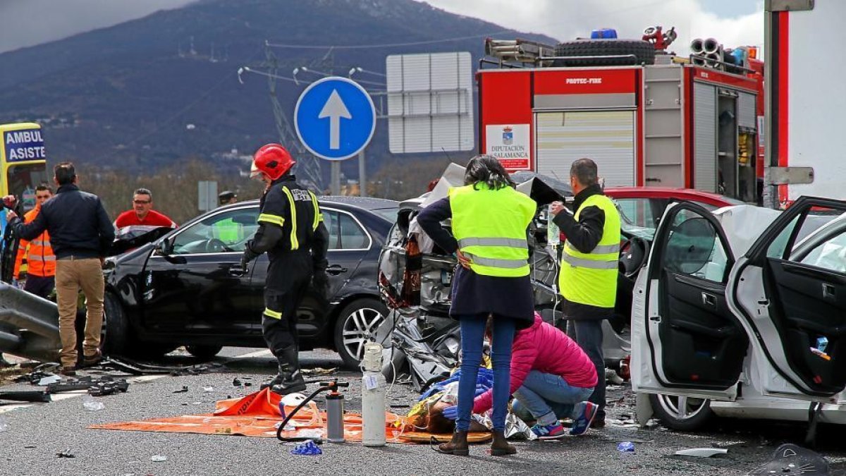 Los equipos de rescate atienden a las víctimas del choque en cadena registrado ayer en la A-66 a la altura de Vallejera de Riofrío (Salamanca)-ICAL