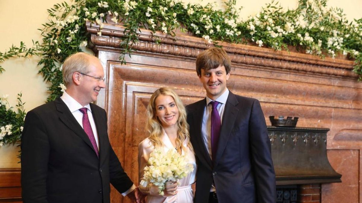 Ernesto Augusto Jr. y Ekaterina Malysheva, junto al alcalde Stefan Schosto, tras contraer matrimonio.-AFP