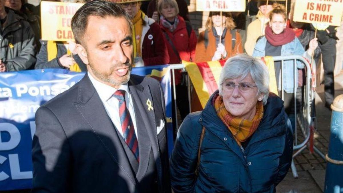 Clara Ponsatí, junto a su abogado, Aamer Anwar, en el momento de entregarse a la policía escocesa. / NEIL HANNA / AFP-AFP / NEIL HANNA