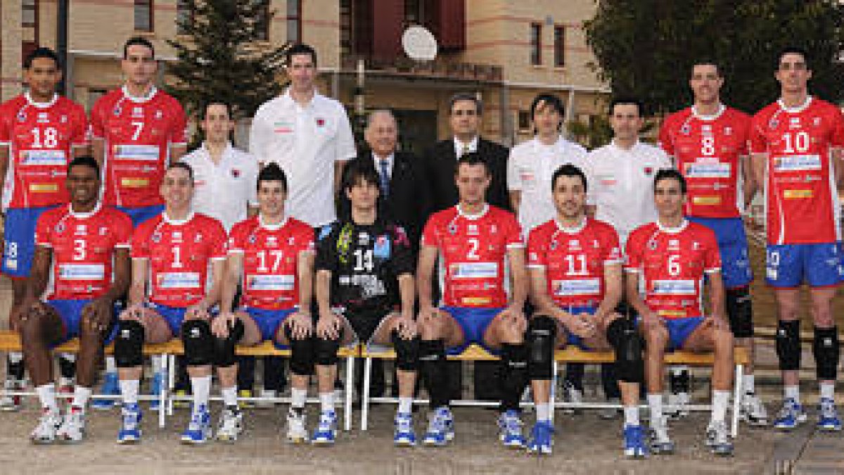 La plantilla del CMA se hacía ayer la foto oficial del curso 2011-2012. / V. Guisande-