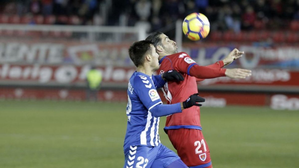 Marc Mateu controla el balón ante la oposición de un jugador del Lorca en el partido de la primera vuelta en Soria.-LUIS ÁNGEL TEJEDOR