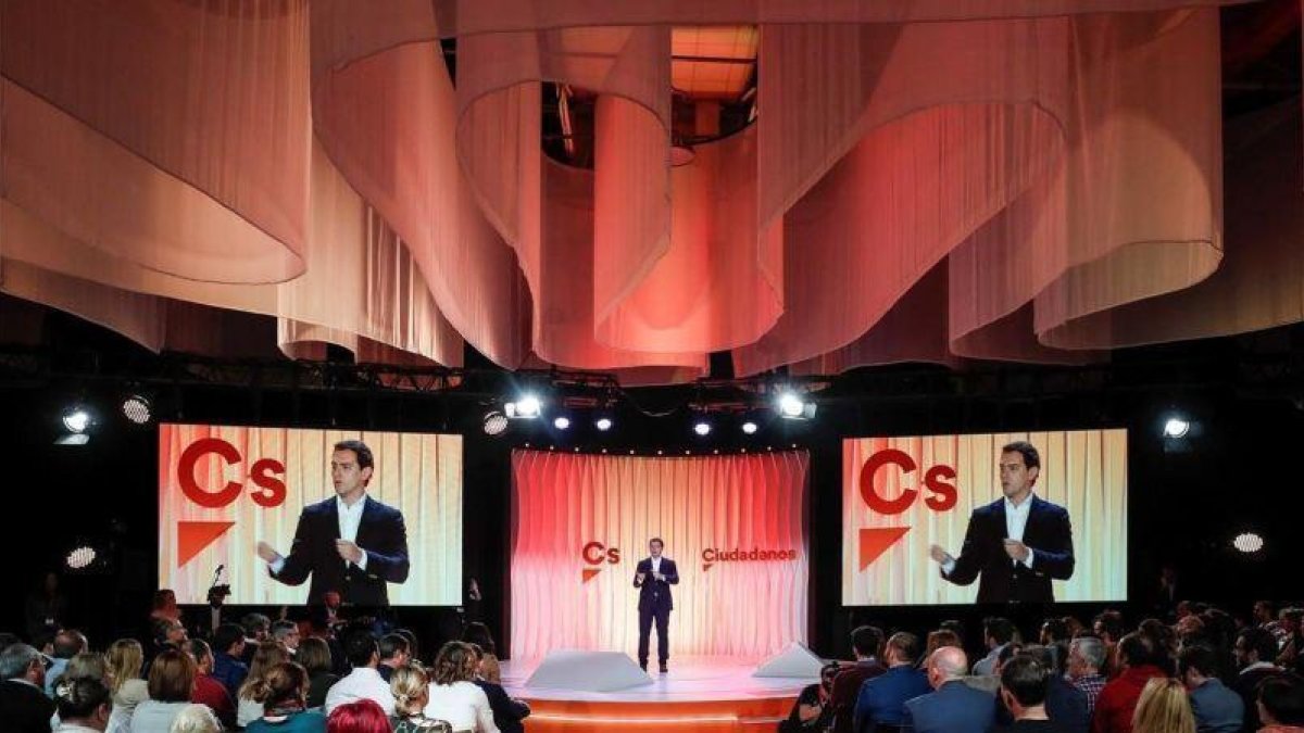El presidente de Ciudadanos, Albert Rivera, durante un acto de presentación de su candidatura a presidente del Gobierno tras las primarias nacionales de su partido, en marzo pasado.-EMILIO NARANJO (EFE)